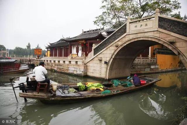 逃出昏暗的房子